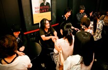 「『TRUE IMPULSE』完全再現ライブ＋なんと握手会（笑）」でファンと握手するZIGZOのメンバー。（撮影：三浦麻旅子）