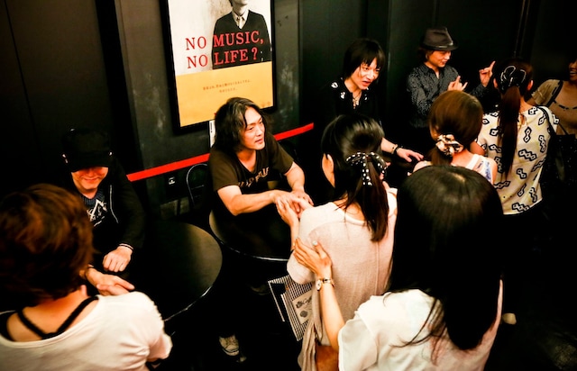 「『TRUE IMPULSE』完全再現ライブ＋なんと握手会（笑）」でファンと握手するZIGZOのメンバー。（撮影：三浦麻旅子）