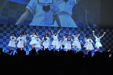 乃木坂46のミニライブの様子。