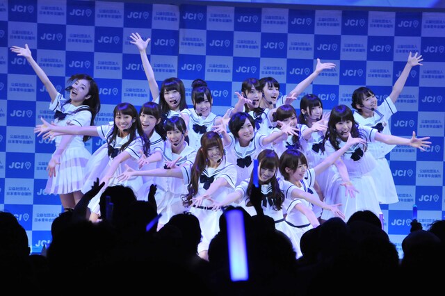 乃木坂46のミニライブの様子。