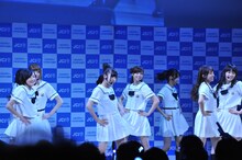 乃木坂46のミニライブの様子。