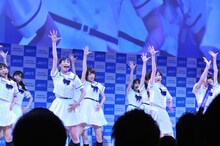 乃木坂46のミニライブの様子。