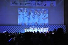 乃木坂46のミニライブの様子。
