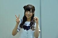 両手で20歳の「20」を表現する斉藤優里。