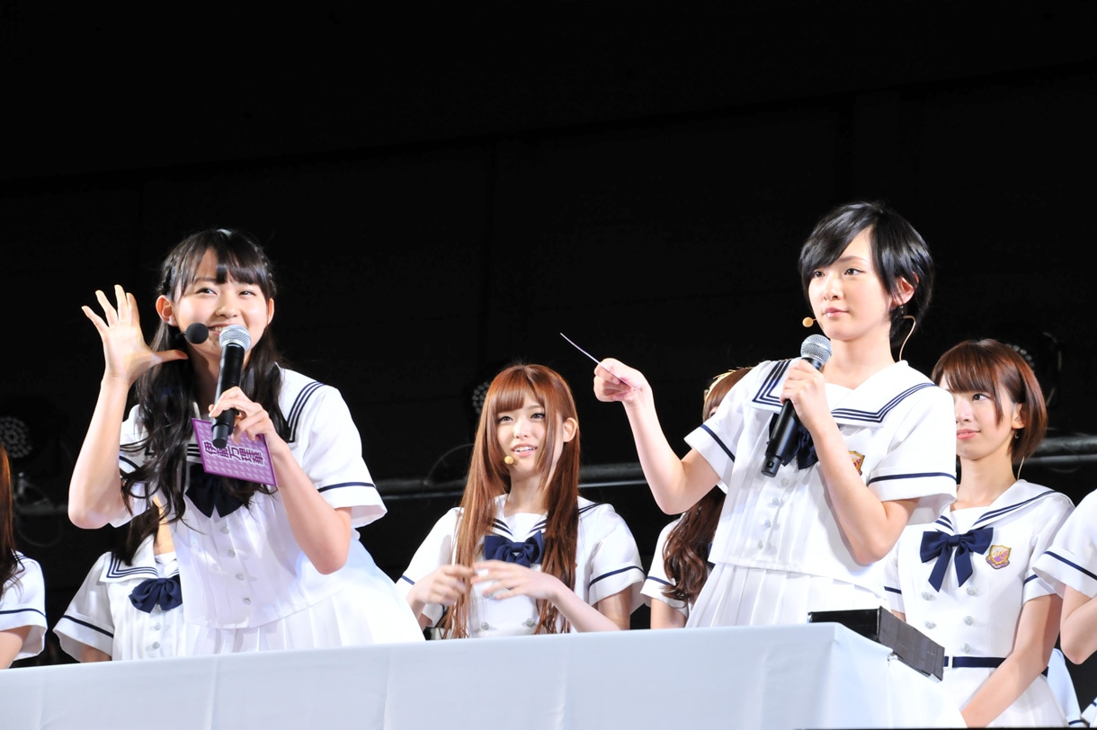 伊藤万理華、生駒里奈（左から）