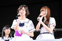 和田まあや、白石麻衣（左から）