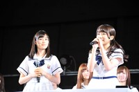 生田絵梨花、秋元真夏（左から）