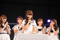 サプライズのバースデーケーキを前に喜びを隠し切れない斉藤優里（中央）。
