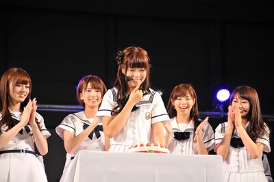 サプライズのバースデーケーキを前に喜びを隠し切れない斉藤優里（中央）。