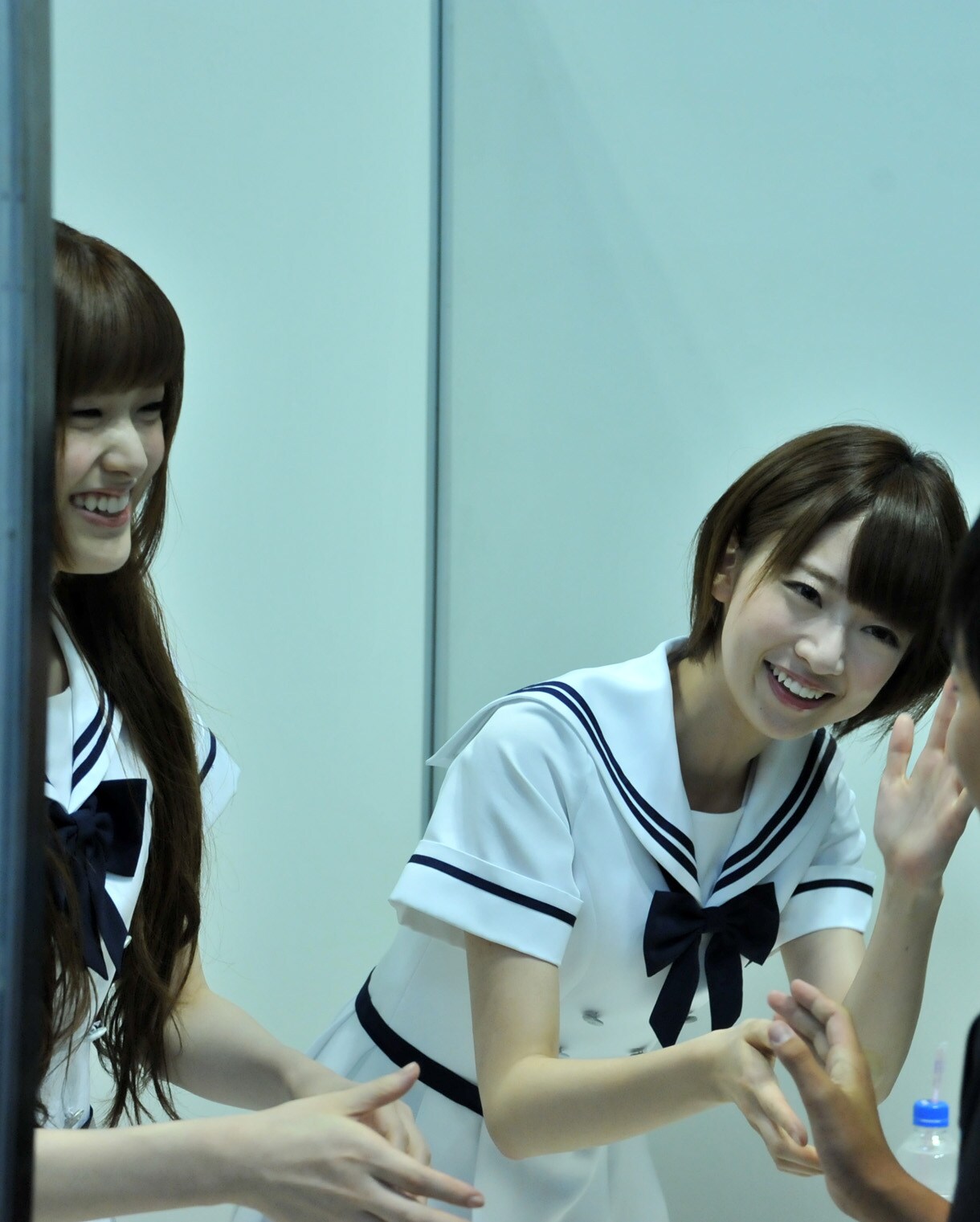 乃木坂46橋本奈々未松村沙友理初森ベマーズ生写真DVD裸足でSummer握手会場 握手会の様子。左から松村沙友理、橋本奈々未。 - 乃木坂46京都