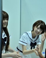 握手会の様子。左から松村沙友理、橋本奈々未。