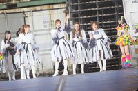 ファンに手を振る篠田麻里子。 (c)AKS