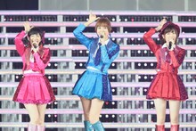 渡辺麻友、篠田麻里子、島崎遥香（左から）。 (c)AKS