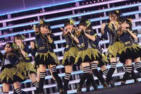 新曲「メロンジュース」を披露するHKT48。 (c)AKS