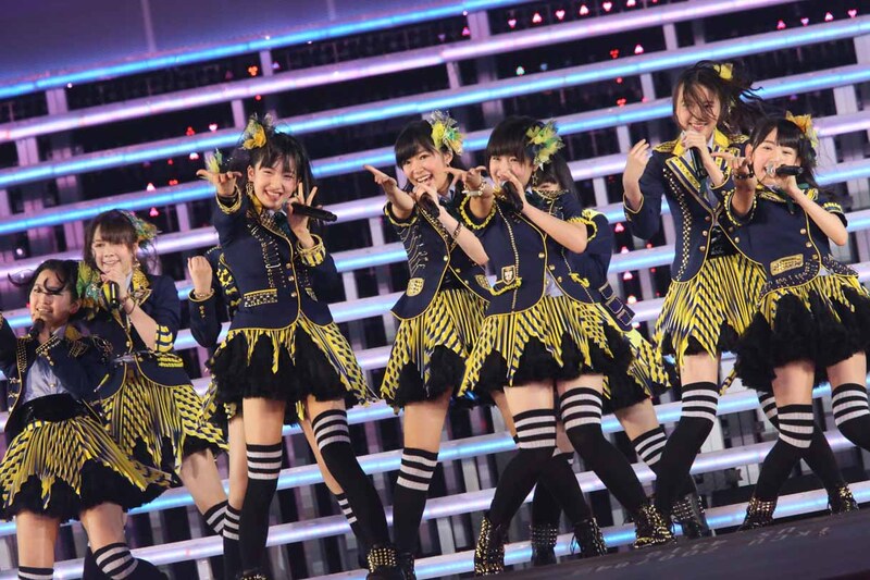 新曲「メロンジュース」を披露するHKT48。 (c)AKS