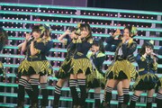 新曲「メロンジュース」を披露するHKT48。 (c)AKS