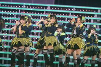 新曲「メロンジュース」を披露するHKT48。 (c)AKS