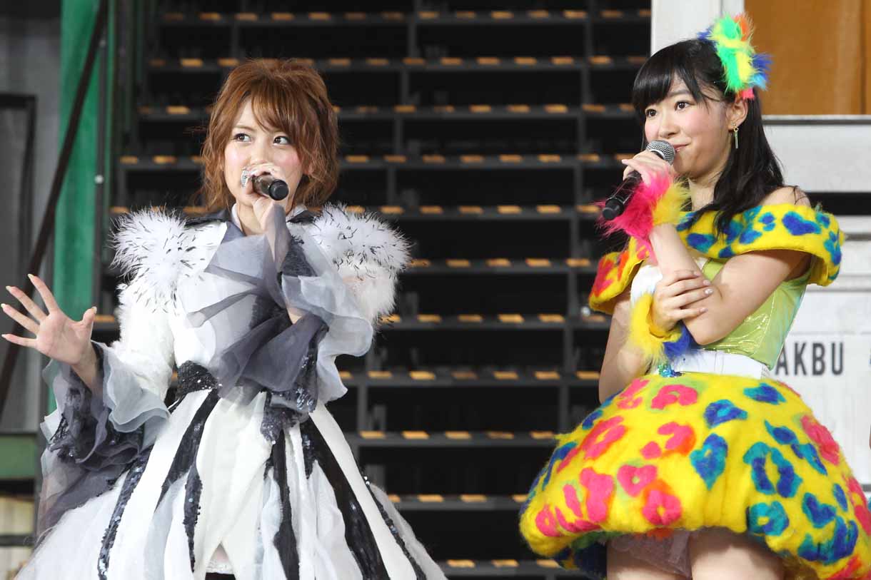 高橋みなみと指原莉乃。 (c)AKS