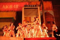 「RIVER」を歌唱するAKB48。 (c)AKS