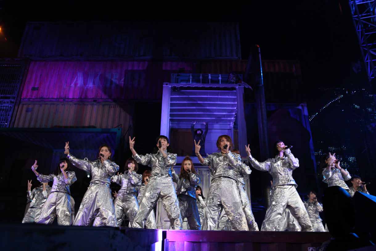 「RIVER」を歌唱するAKB48。 (c)AKS