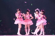「アイドルなんて呼ばないで」を歌唱する多田愛佳、朝長美桜、渡辺麻友、秋吉優花。 (c)AKS