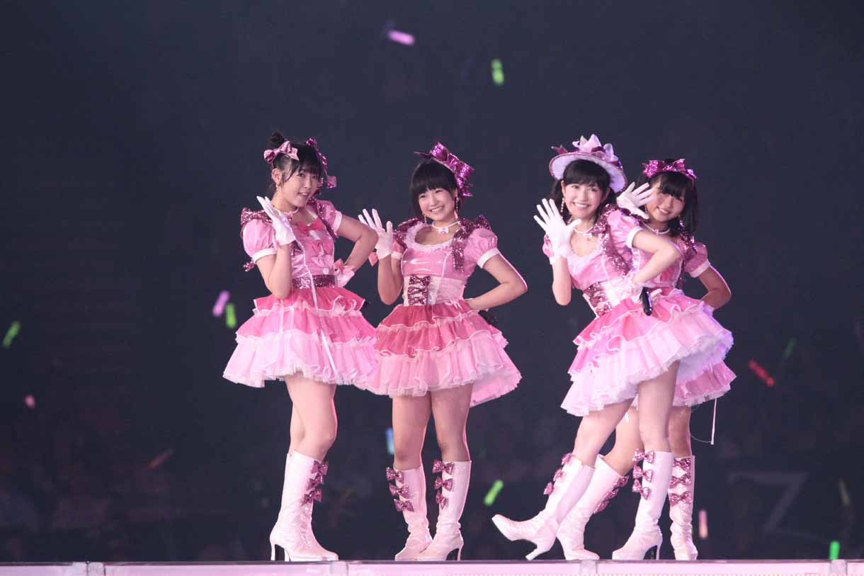 「アイドルなんて呼ばないで」を歌唱する多田愛佳、朝長美桜、渡辺麻友、秋吉優花。 (c)AKS