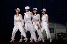 「エンドロール」を歌唱する大島優子、宮澤佐江、渡辺美優紀、須田亜香里。 (c)AKS