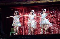 「キャンディー」を歌唱する島崎遥香、田島芽瑠、松井玲奈。 (c)AKS