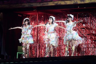 「キャンディー」を歌唱する島崎遥香、田島芽瑠、松井玲奈。 (c)AKS