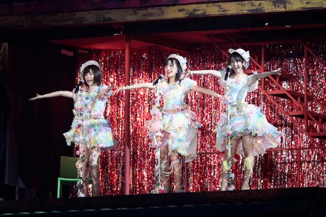 「キャンディー」を歌唱する島崎遥香、田島芽瑠、松井玲奈。 (c)AKS