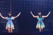 「てもでもの涙」を歌唱する柏木由紀、松岡菜摘。 (c)AKS