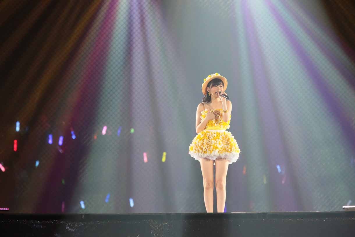 「君は僕だ」を歌唱する指原莉乃。 (c)AKS