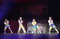 「転がる石になれ」を歌唱する大島優子ら。 (c)AKS