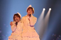 「夕陽を見ているか？」を歌唱する篠田麻里子と高橋みなみ。 (c)AKS