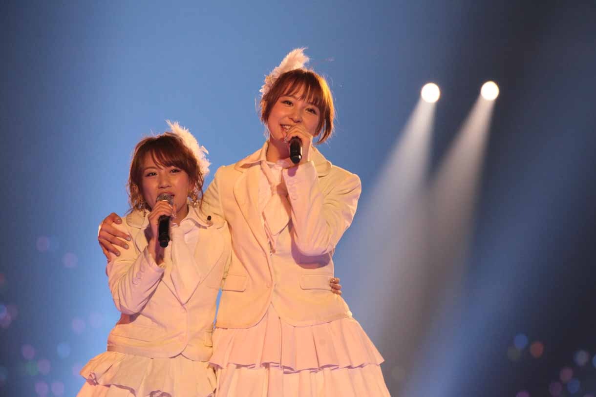 「夕陽を見ているか？」を歌唱する篠田麻里子と高橋みなみ。 (c)AKS