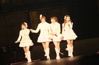 「夕陽を見ているか？」を歌唱する高橋みなみ、篠田麻里子、小嶋陽菜、板野友美。 (c)AKS