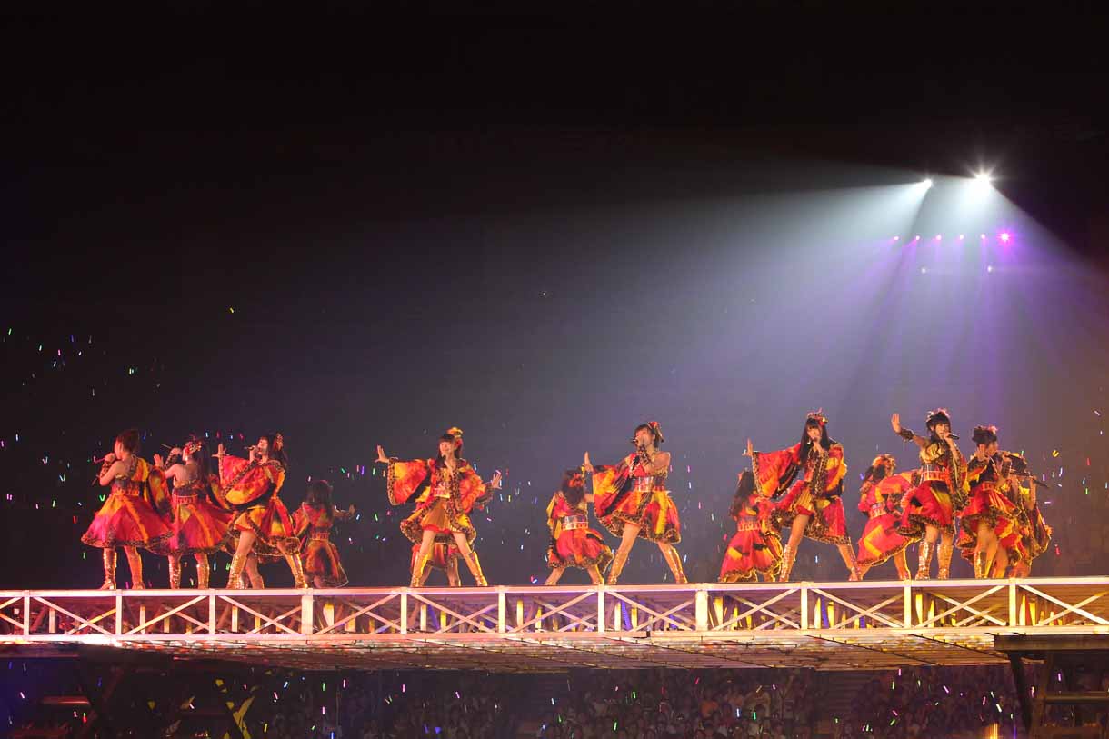 「HA！」を歌唱するNMB48。 (c)AKS
