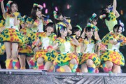 「スキ！スキ！スキップ！」を歌唱するHKT48。 (c)AKS