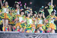 「スキ！スキ！スキップ！」を歌唱するHKT48。 (c)AKS