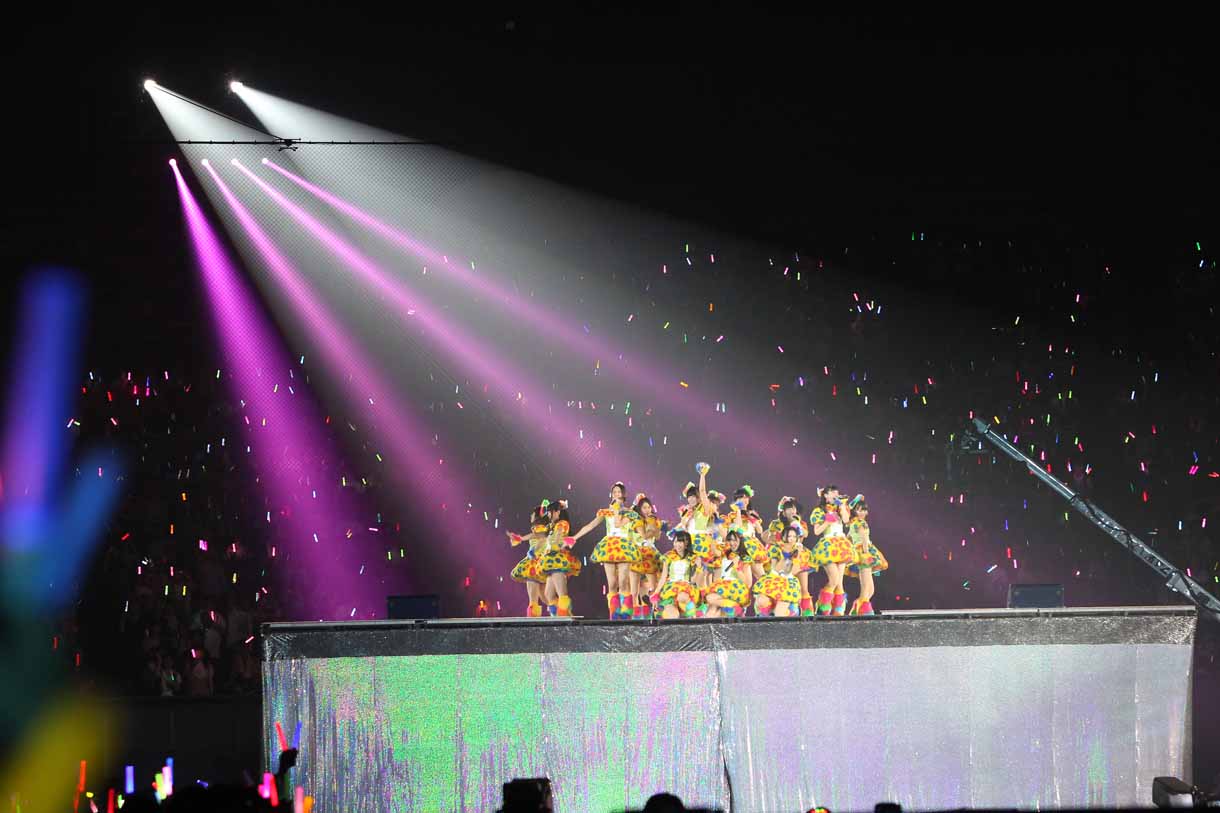 「スキ！スキ！スキップ！」を歌唱するHKT48。 (c)AKS