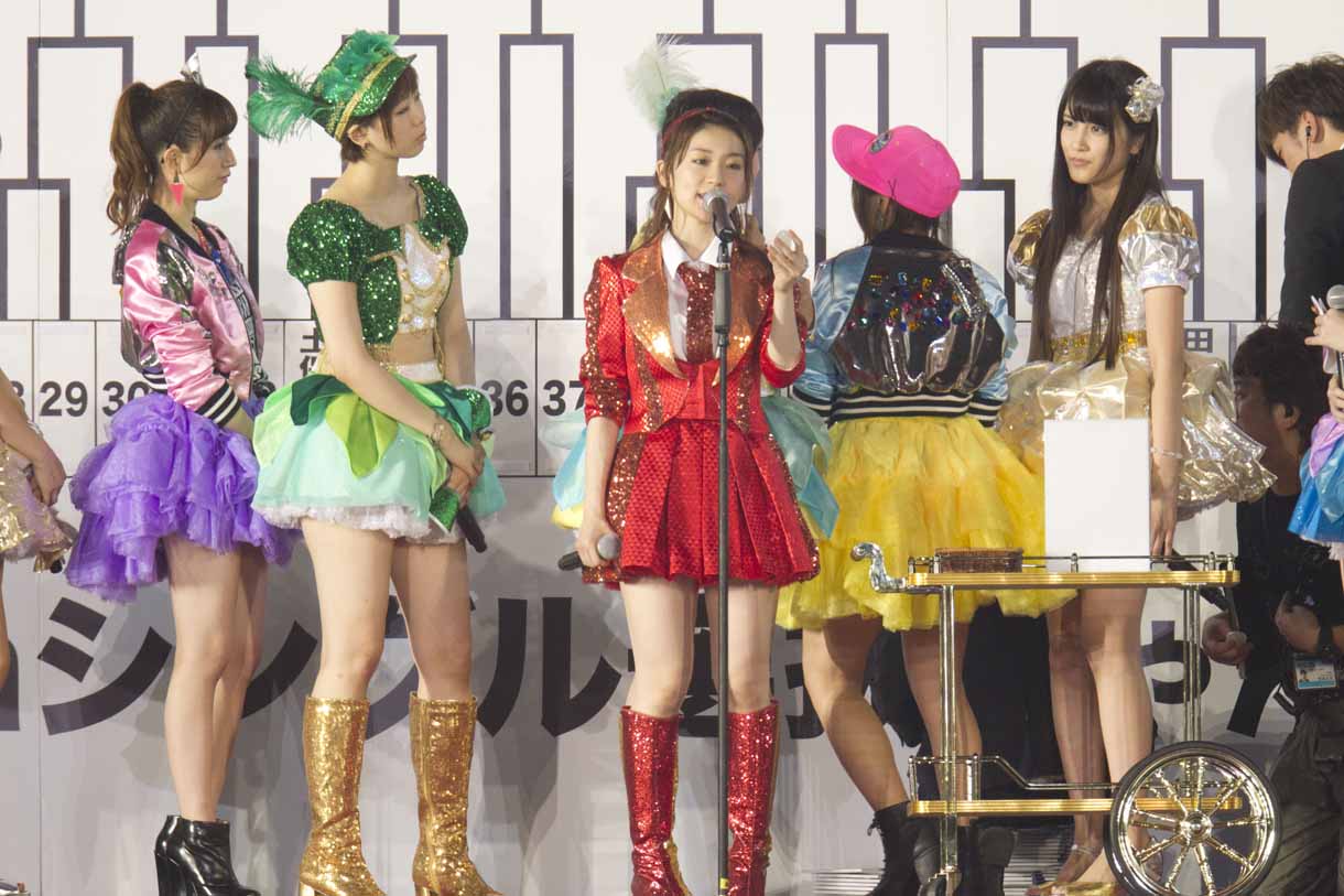 「AKB48 34thシングル選抜じゃんけん大会」の本戦組み合わせ抽選会の様子。 (c)AKS