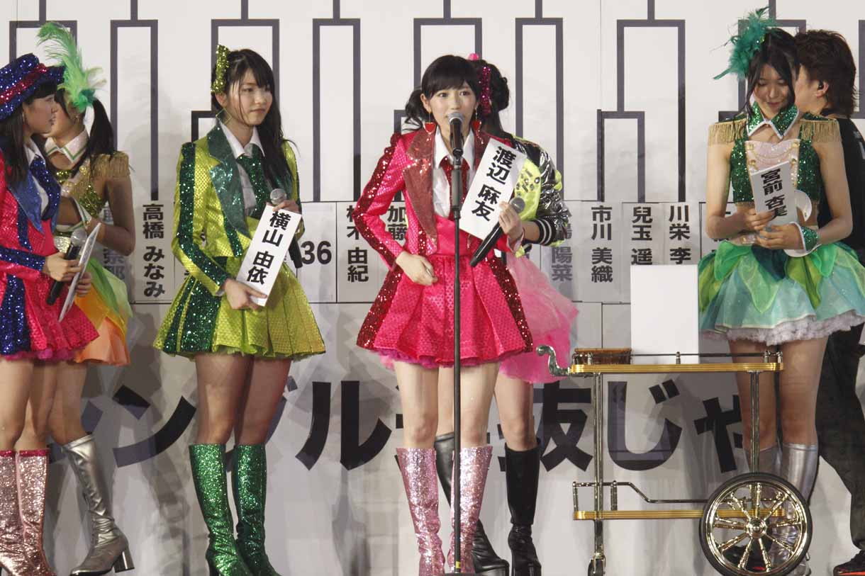 「AKB48 34thシングル選抜じゃんけん大会」の本戦組み合わせ抽選会の様子。 (c)AKS