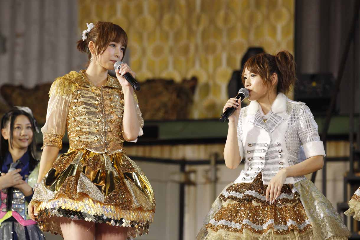 オープニングでのMCの様子。篠田麻里子と高橋みなみ。(c)AKS