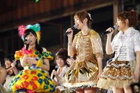 オープニングでのMCの様子。指原莉乃、篠田麻里子、高橋みなみ。(c)AKS