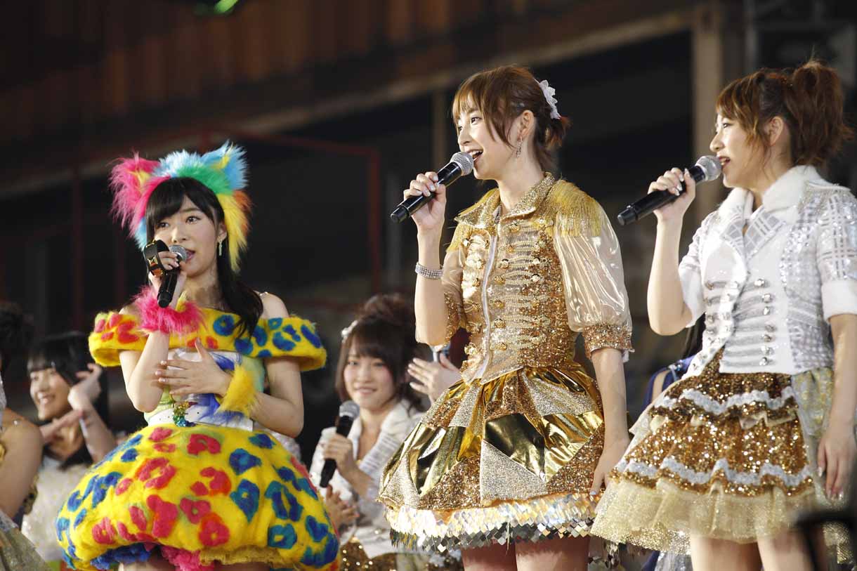 オープニングでのMCの様子。指原莉乃、篠田麻里子、高橋みなみ。(c)AKS