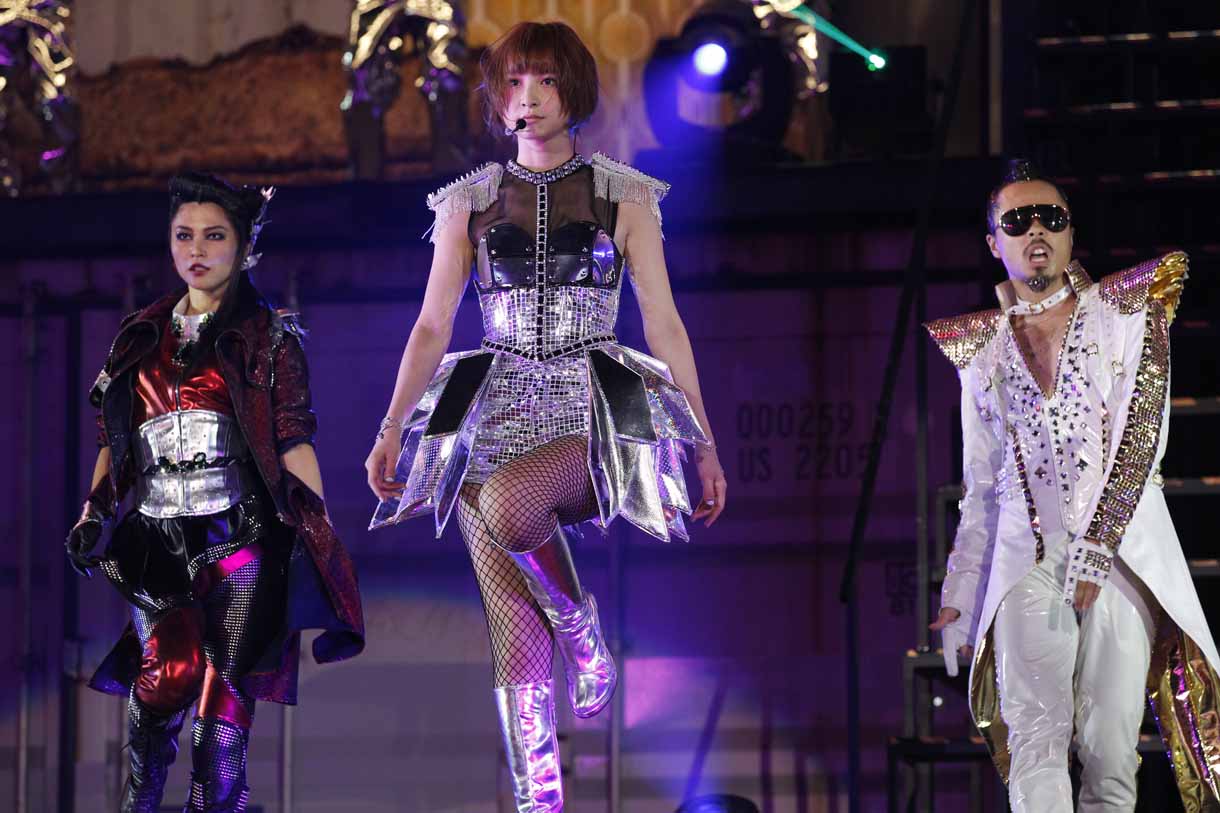 オープニングでのダンスパフォーマンス。篠田麻里子をセンターにケント・モリ、仲宗根梨乃がダンスを披露した。(c)AKS