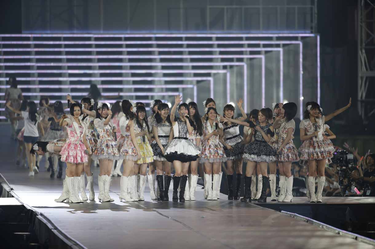篠田麻里子よりチームAのキャプテンに任命された横山由依。(c