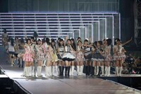 篠田麻里子よりチームAのキャプテンに任命された横山由依。(c)AKS