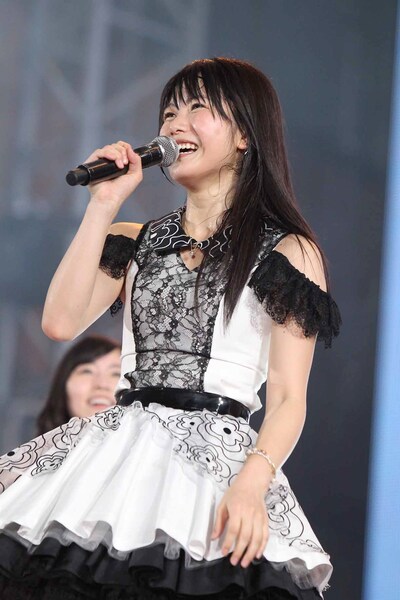 篠田麻里子よりチームAの新キャプテンに任命された横山由依。(c)AKS