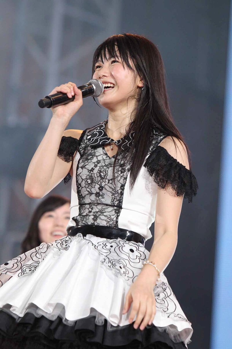 篠田麻里子よりチームAの新キャプテンに任命された横山由依。(c)AKS